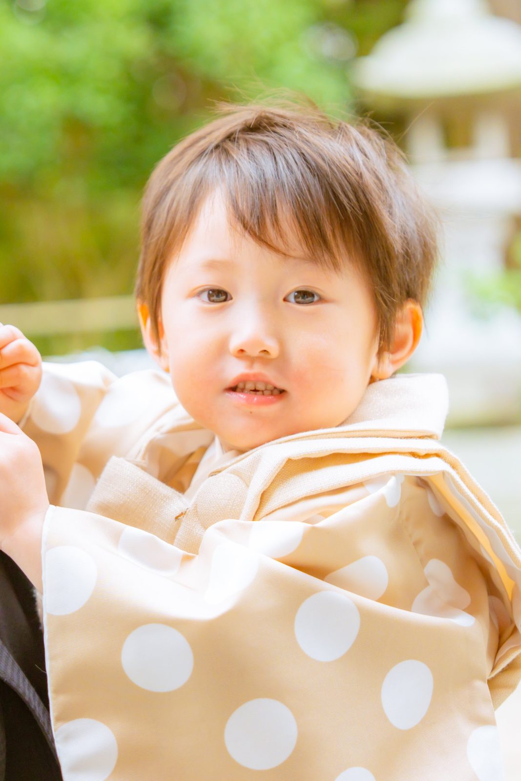 水玉の被布を着た小さな男の子
