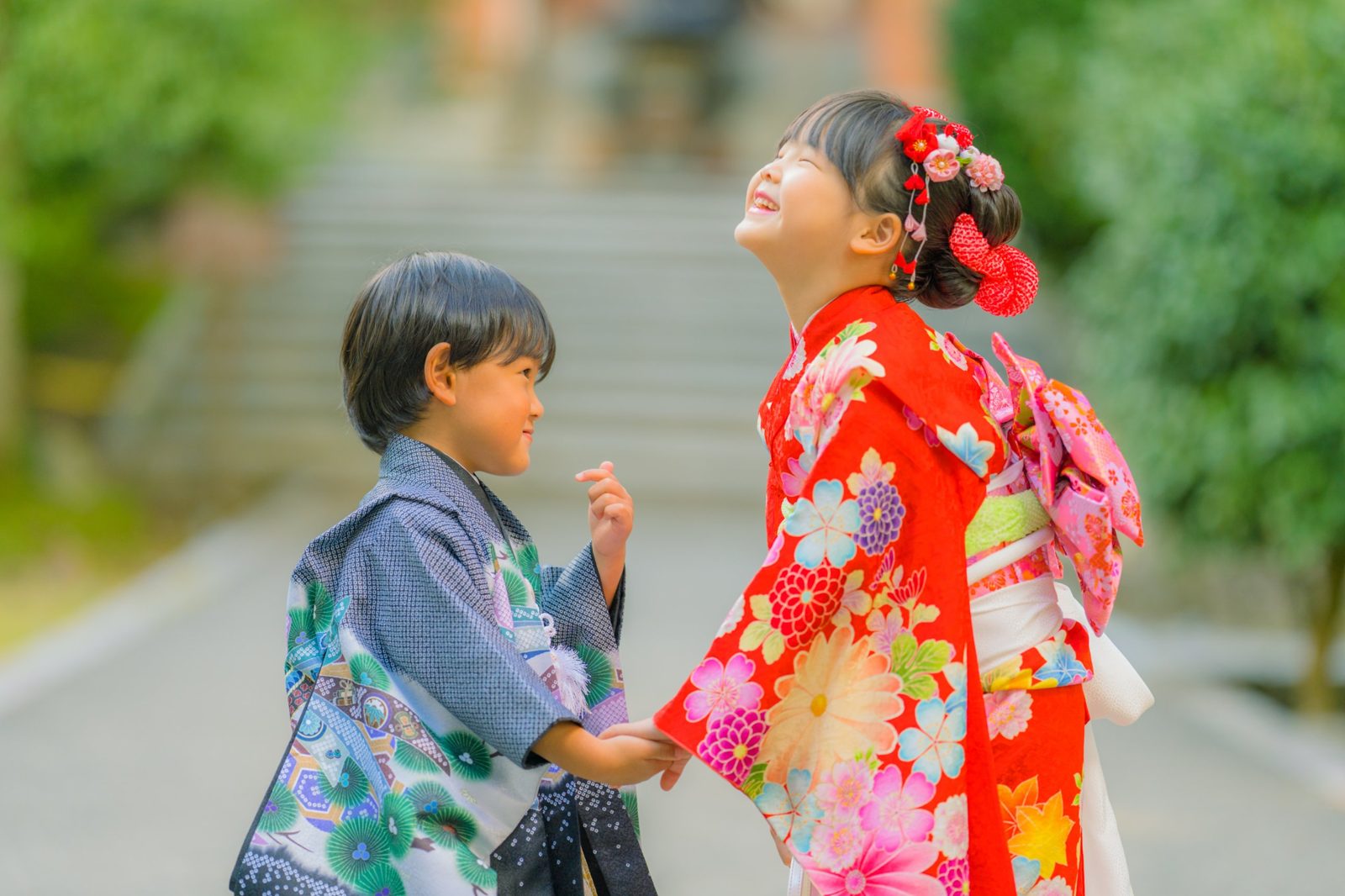 手をつないで笑い合う、着物姿のきょうだい