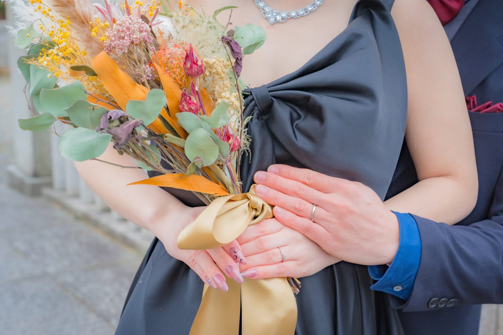 ブーケと結婚指輪、重ねたふたりの手元