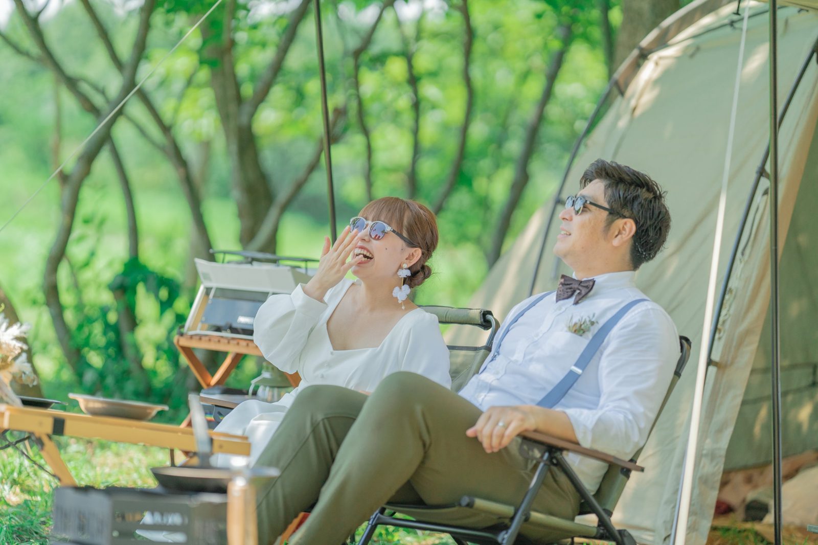 キャンプチェアでくつろぎ、笑い合うふたり